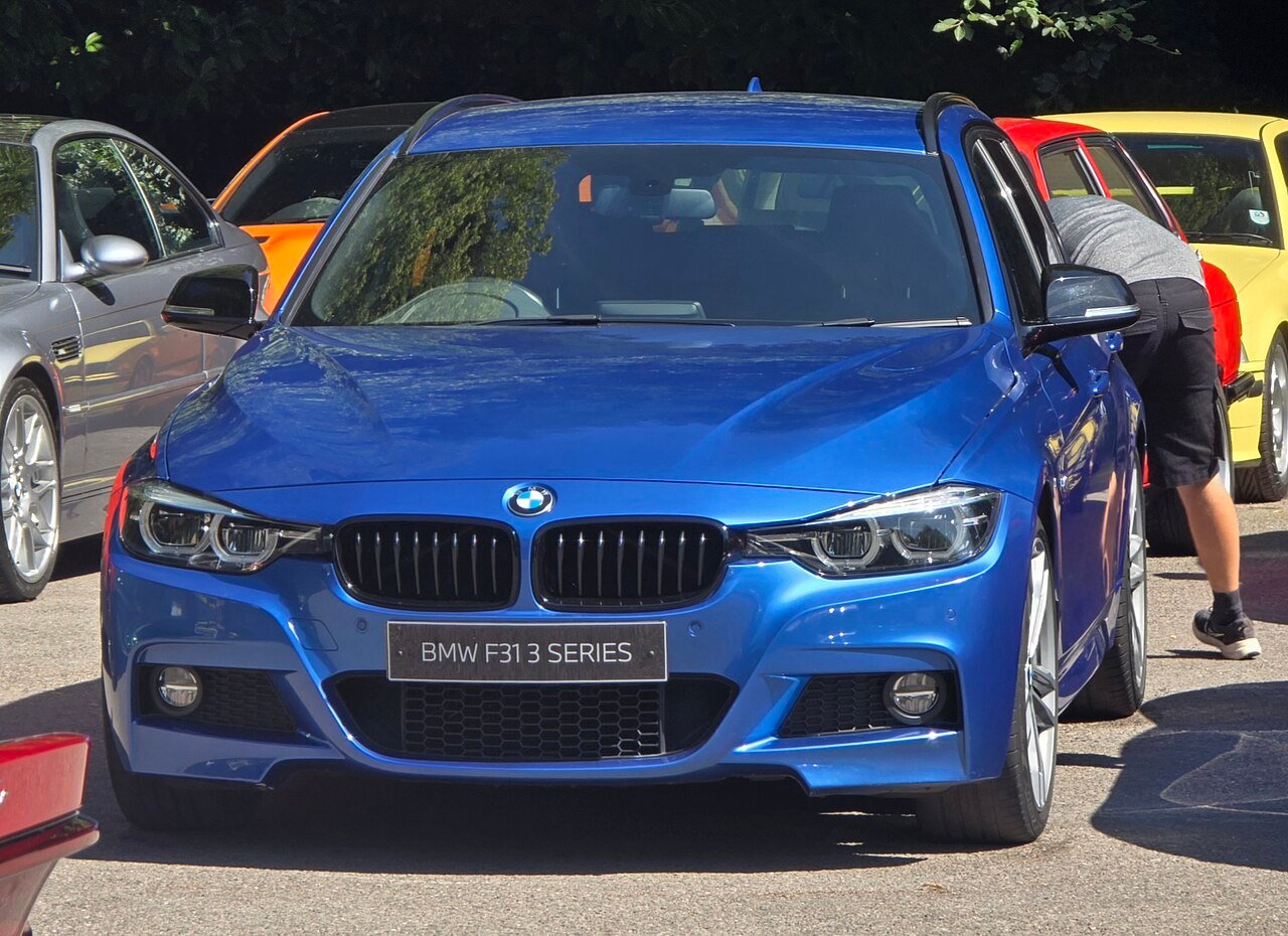 2025 BMW 3 Series SE — photo 2