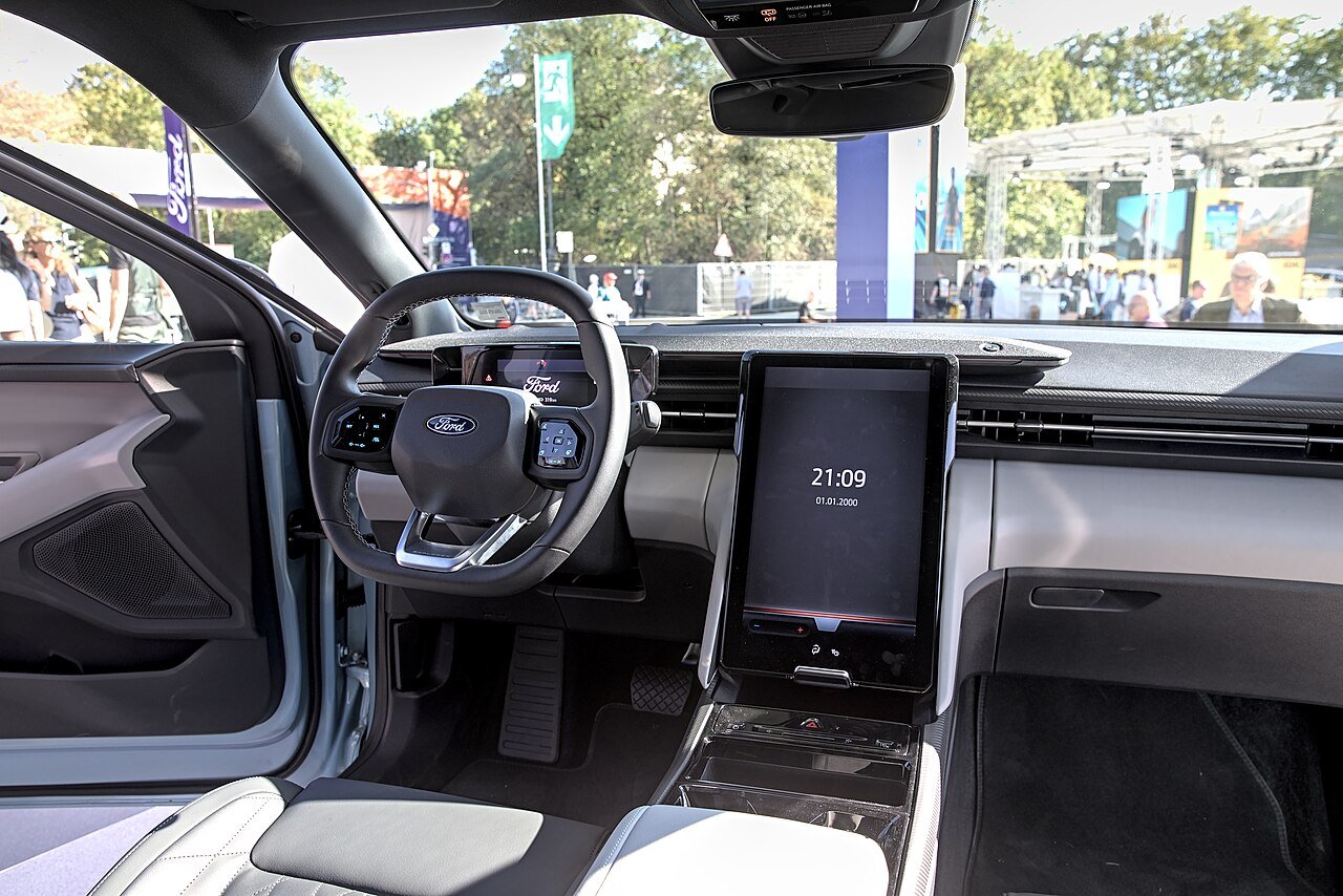 2023 Ford Explorer Touring — photo 4