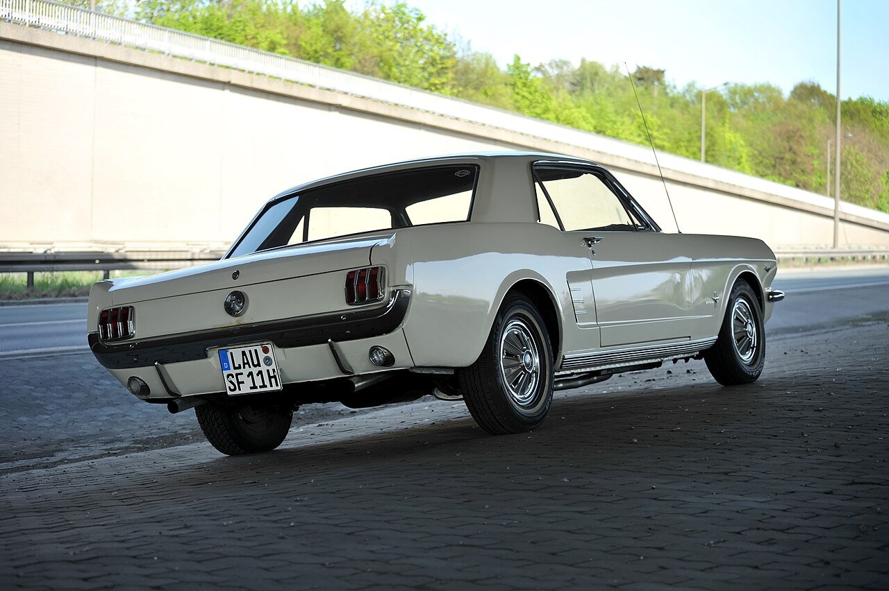 2019 Ford Mustang Sport — photo 2