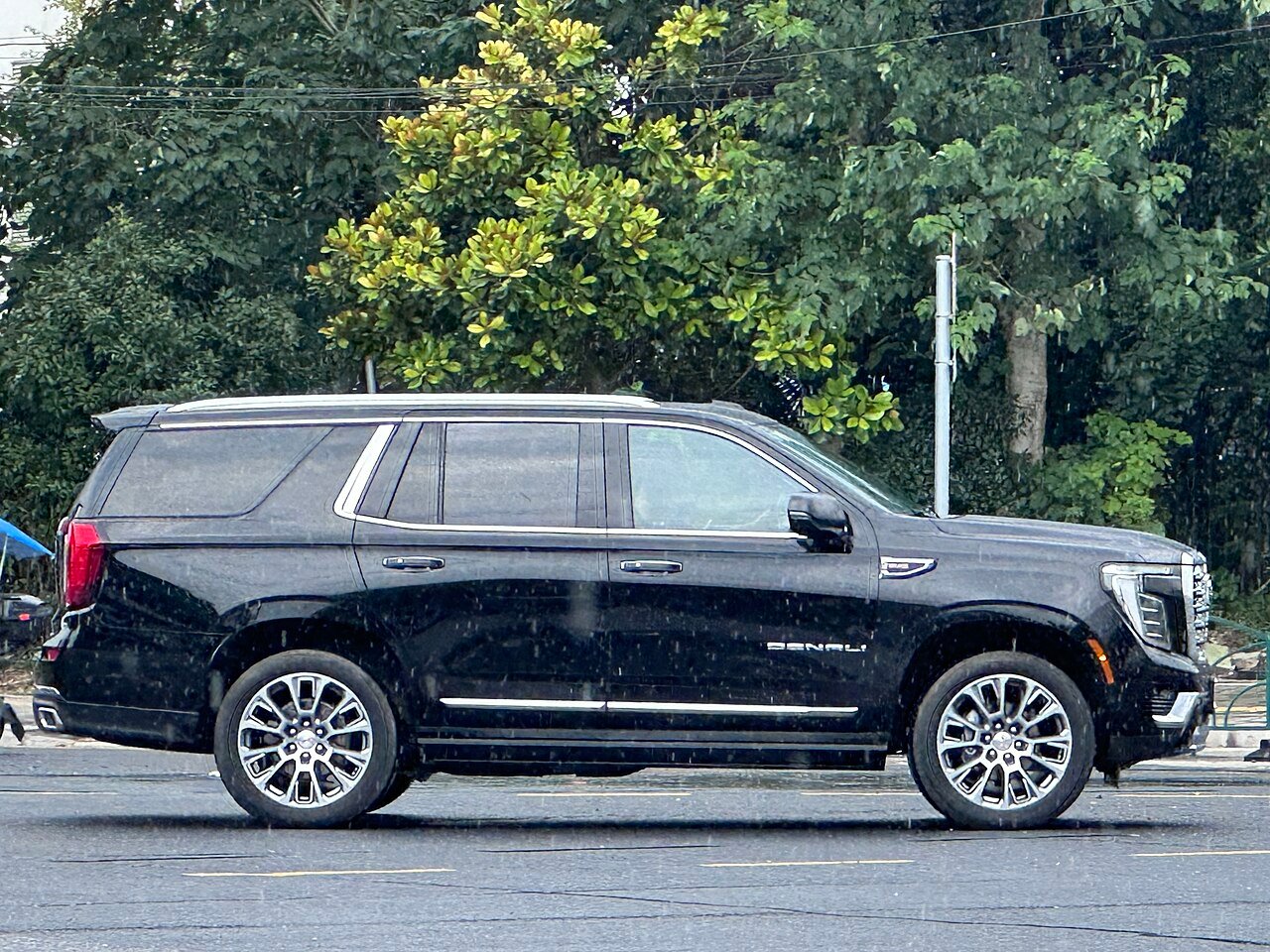 2021 GMC Yukon Touring — photo 2