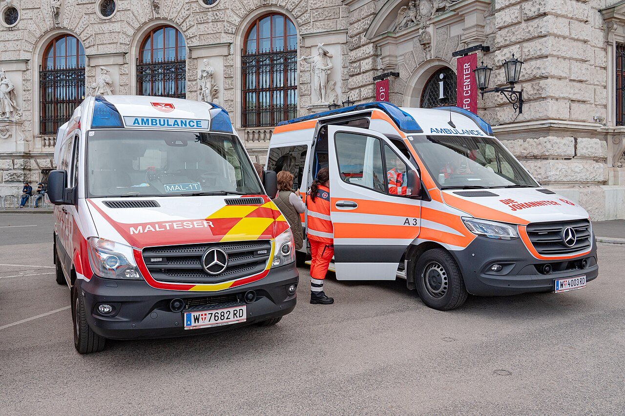 2023 Mercedes-Benz Sprinter Passenger — photo 3